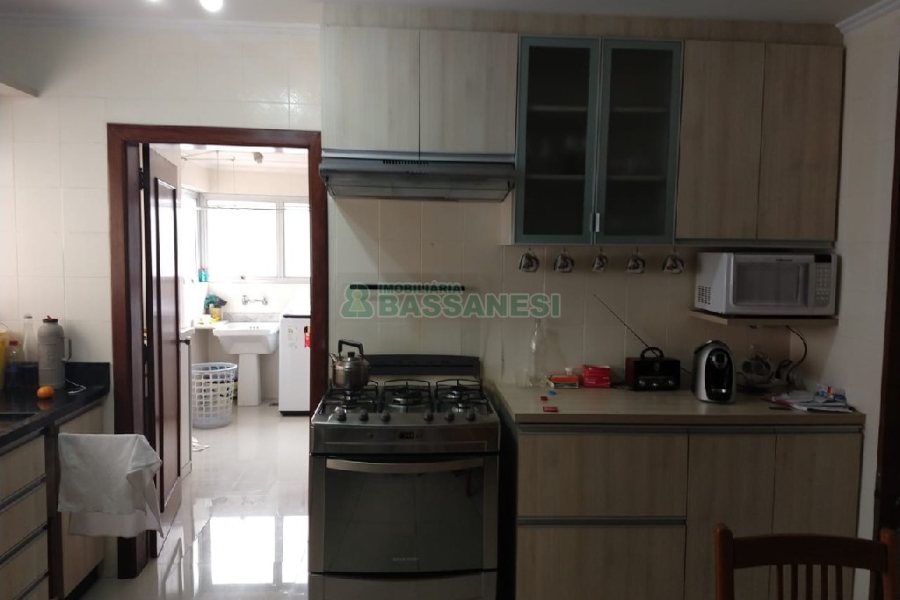 Apartamento com 128m², 3 dormitórios, 1 vaga, no bairro Centro em Caxias do Sul para Comprar