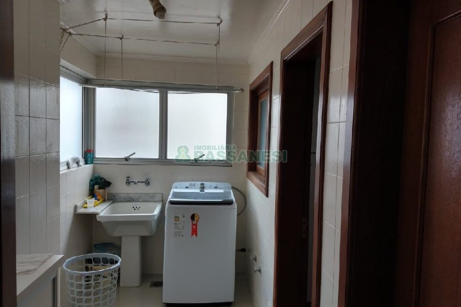 Apartamento com 128m², 3 dormitórios, 1 vaga, no bairro Centro em Caxias do Sul para Comprar