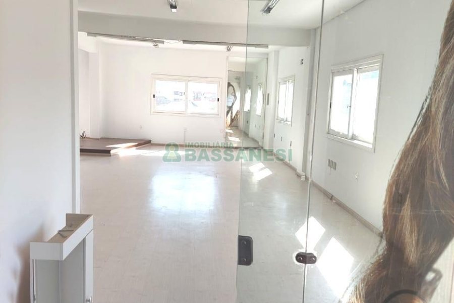 Sala com 100m², no bairro Cinqüentenário em Caxias do Sul para Alugar