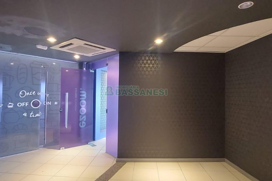 Sala com 460m², 3 vagas, no bairro Sanvitto em Caxias do Sul para Comprar