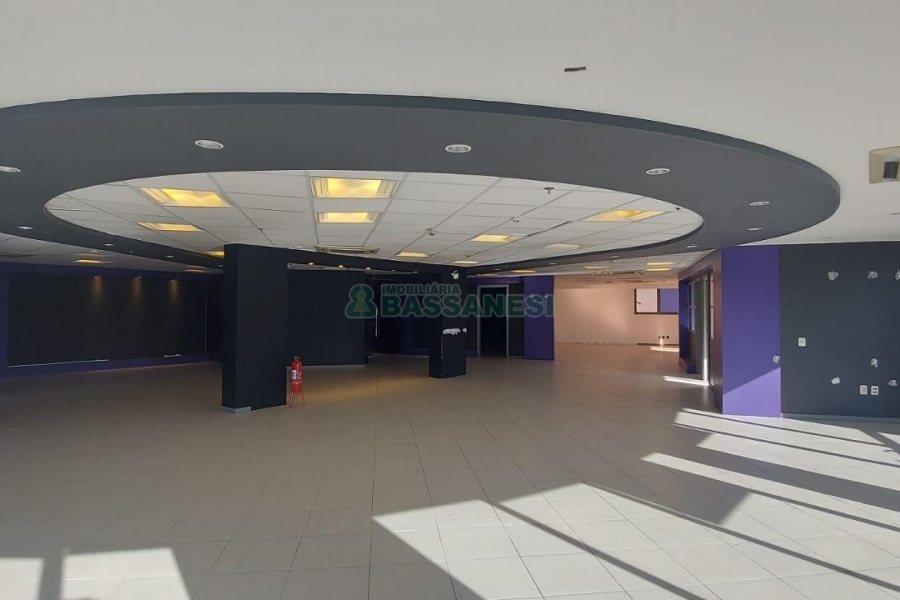 Sala com 460m², 3 vagas, no bairro Sanvitto em Caxias do Sul para Comprar