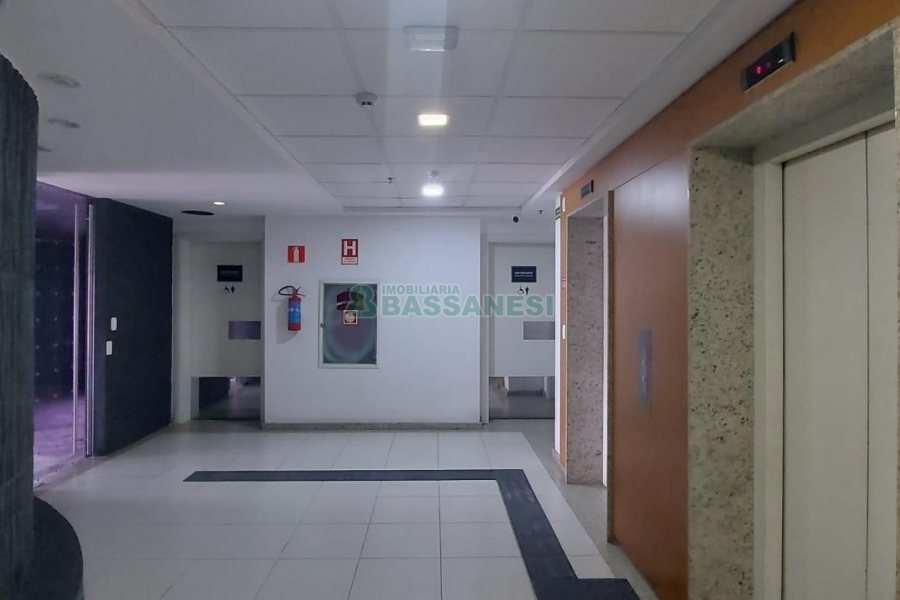 Sala com 460m², 3 vagas, no bairro Sanvitto em Caxias do Sul para Comprar