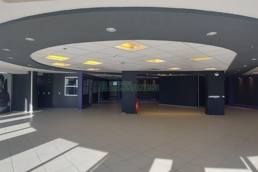 Sala com 460m², 3 vagas, no bairro Sanvitto em Caxias do Sul para Comprar