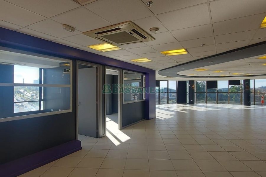 Sala com 460m², 3 vagas, no bairro Sanvitto em Caxias do Sul para Comprar
