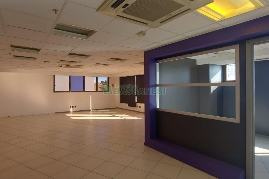 Sala com 460m², 3 vagas, no bairro Sanvitto em Caxias do Sul para Comprar