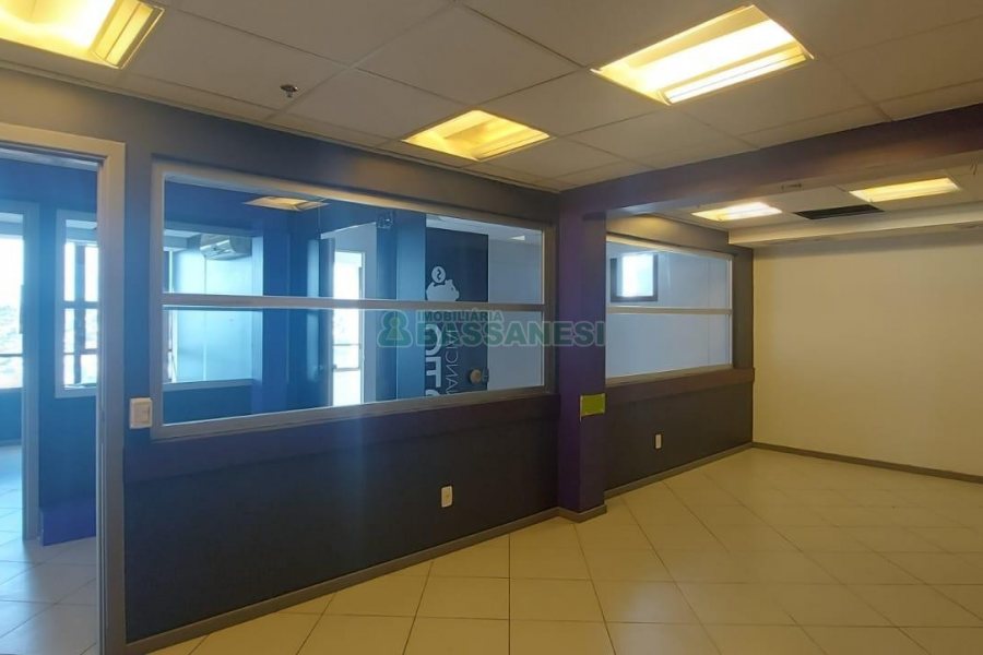 Sala com 460m², 3 vagas, no bairro Sanvitto em Caxias do Sul para Comprar