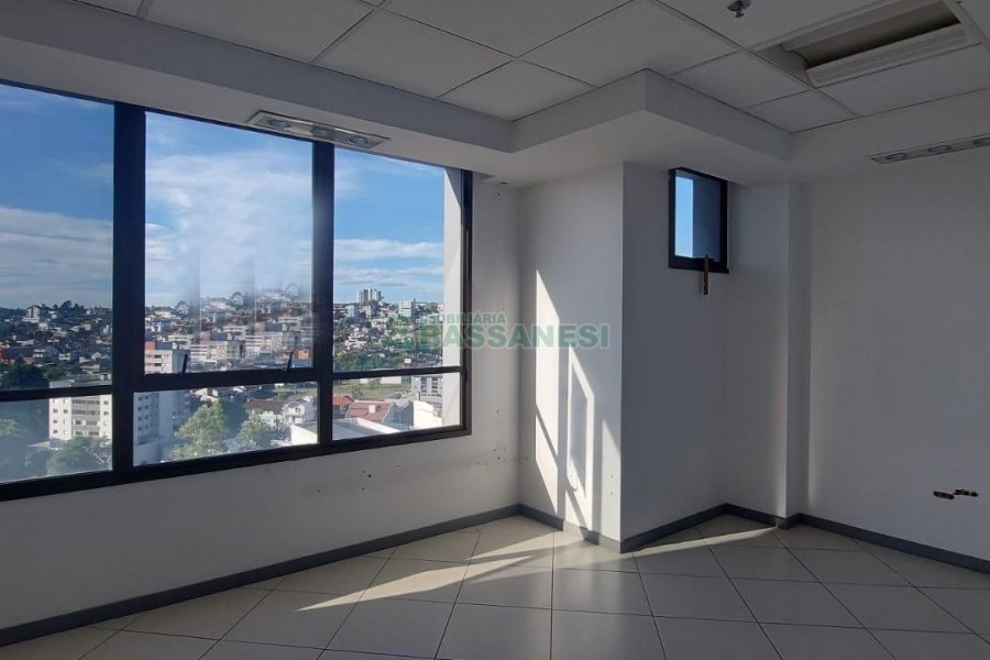 Sala com 460m², 3 vagas, no bairro Sanvitto em Caxias do Sul para Comprar