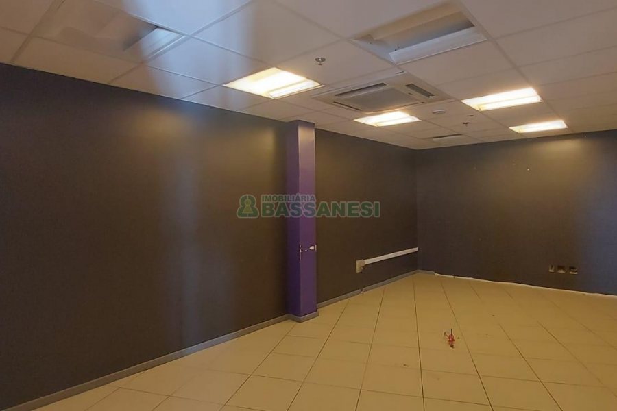 Sala com 460m², 3 vagas, no bairro Sanvitto em Caxias do Sul para Comprar