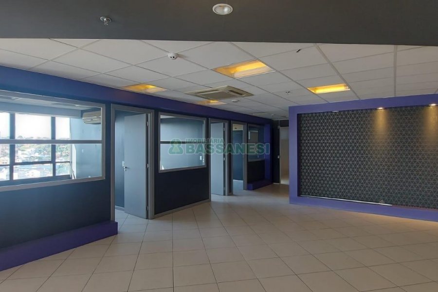 Sala com 460m², 3 vagas, no bairro Sanvitto em Caxias do Sul para Comprar