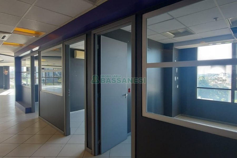 Sala com 460m², 3 vagas, no bairro Sanvitto em Caxias do Sul para Comprar