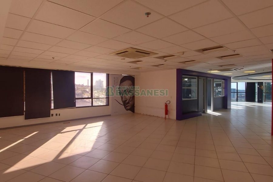 Sala com 460m², 3 vagas, no bairro Sanvitto em Caxias do Sul para Comprar