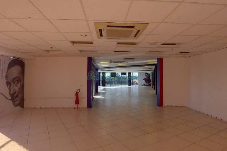 Sala com 460m², 3 vagas, no bairro Sanvitto em Caxias do Sul para Comprar
