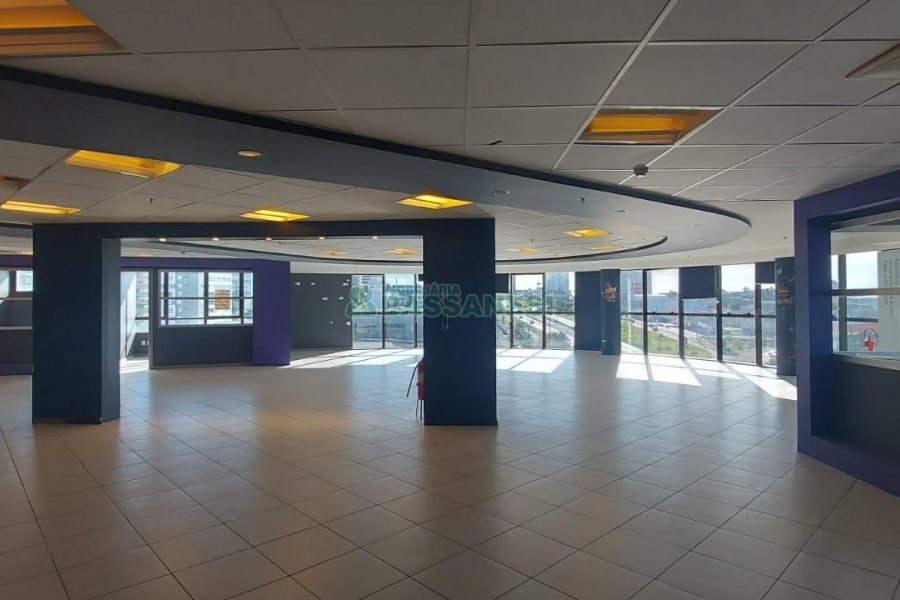 Sala com 460m², 3 vagas, no bairro Sanvitto em Caxias do Sul para Comprar