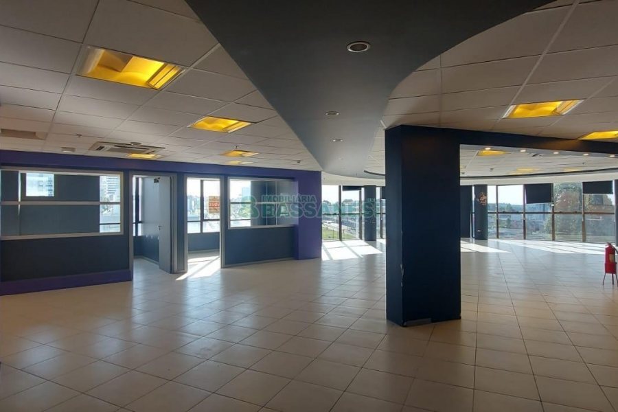 Sala com 460m², 3 vagas, no bairro Sanvitto em Caxias do Sul para Comprar