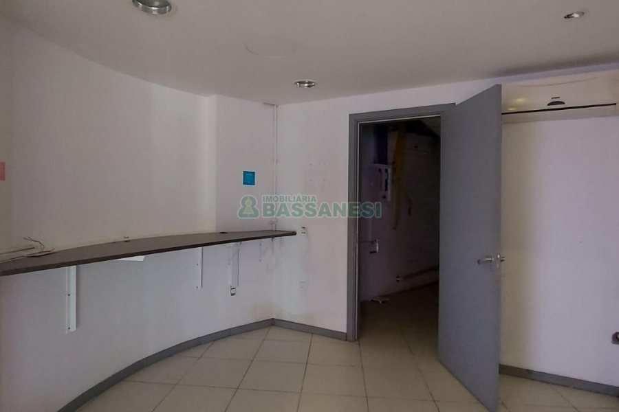 Sala com 460m², 3 vagas, no bairro Sanvitto em Caxias do Sul para Comprar