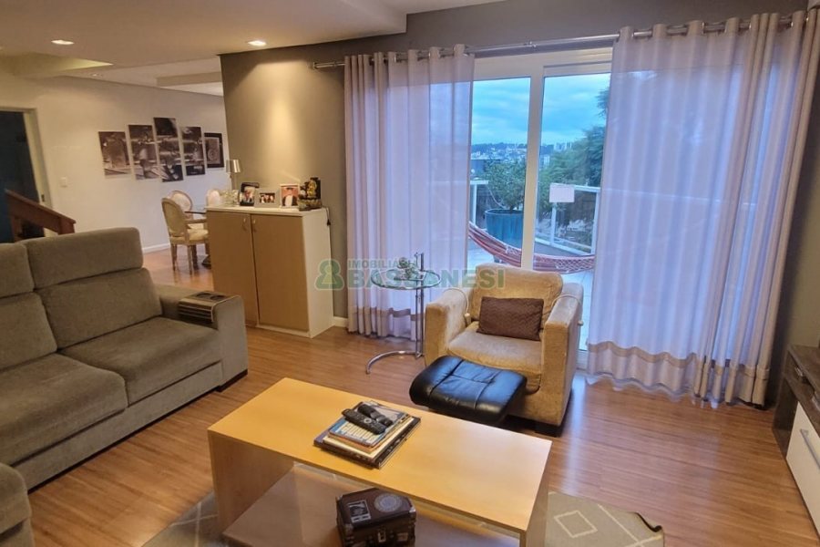 Casa com 270m², 3 dormitórios, 2 vagas, no bairro Altos do Seminario em Caxias do Sul para Comprar