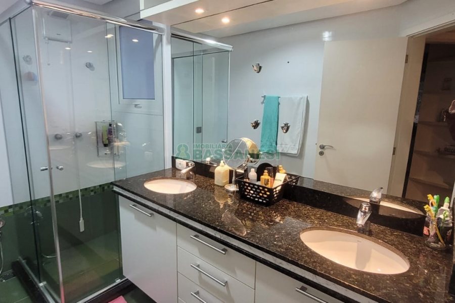 Casa com 270m², 3 dormitórios, 2 vagas, no bairro Altos do Seminario em Caxias do Sul para Comprar