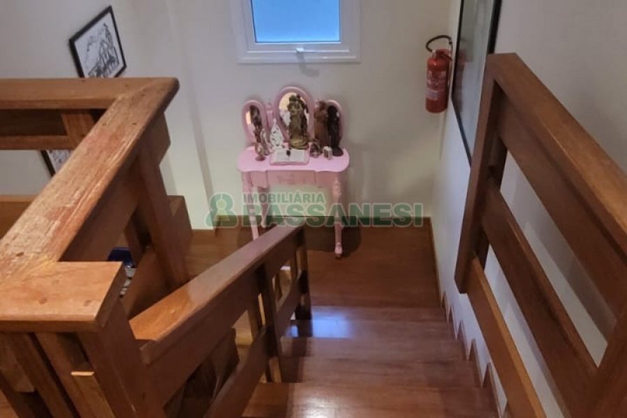 Casa com 270m², 3 dormitórios, 2 vagas, no bairro Altos do Seminario em Caxias do Sul para Comprar