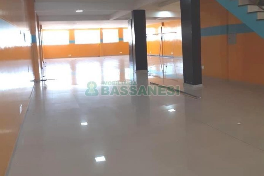 Loja com 350m², 1 vaga, no bairro Centro em Caxias do Sul para Alugar