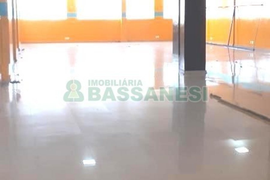 Loja com 350m², 1 vaga, no bairro Centro em Caxias do Sul para Alugar