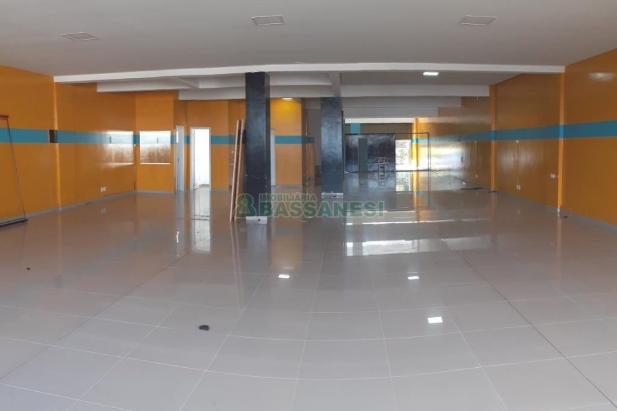Loja com 350m², 1 vaga, no bairro Centro em Caxias do Sul para Alugar