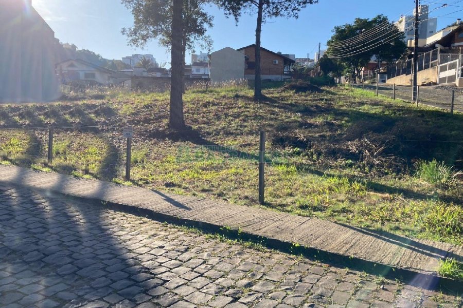 Terreno com 410m², no bairro Nossa Senhora da Saúde em Caxias do Sul para Alugar ou Comprar