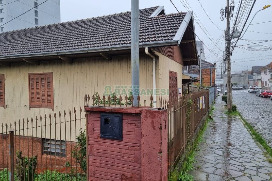 Casa com 52m², 3 dormitórios, 1 vaga, no bairro Pio X em Caxias do Sul para Comprar