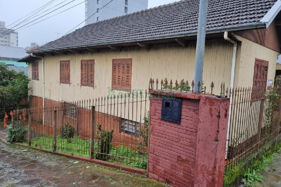Casa com 52m², 3 dormitórios, 1 vaga, no bairro Pio X em Caxias do Sul para Comprar