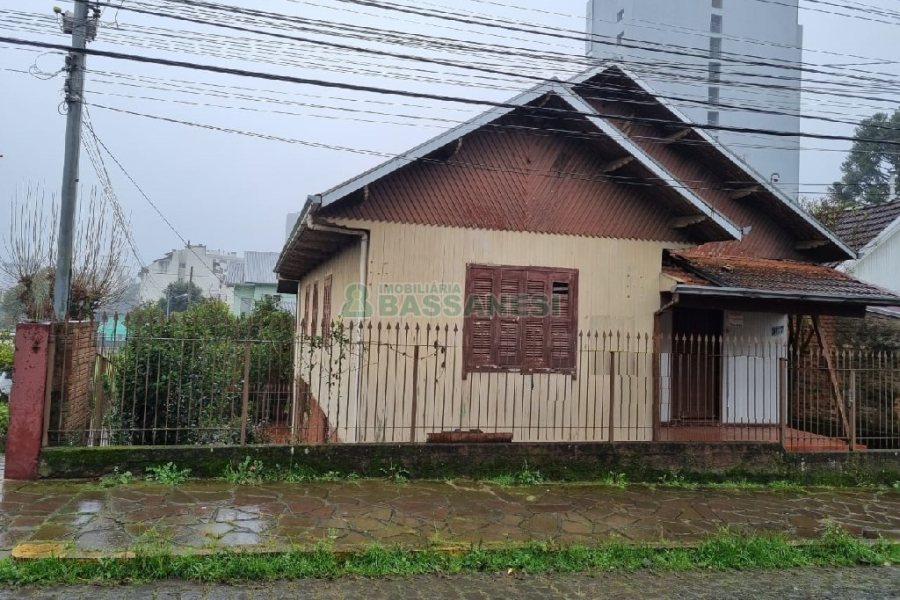 Casa com 52m², 3 dormitórios, 1 vaga, no bairro Pio X em Caxias do Sul para Comprar