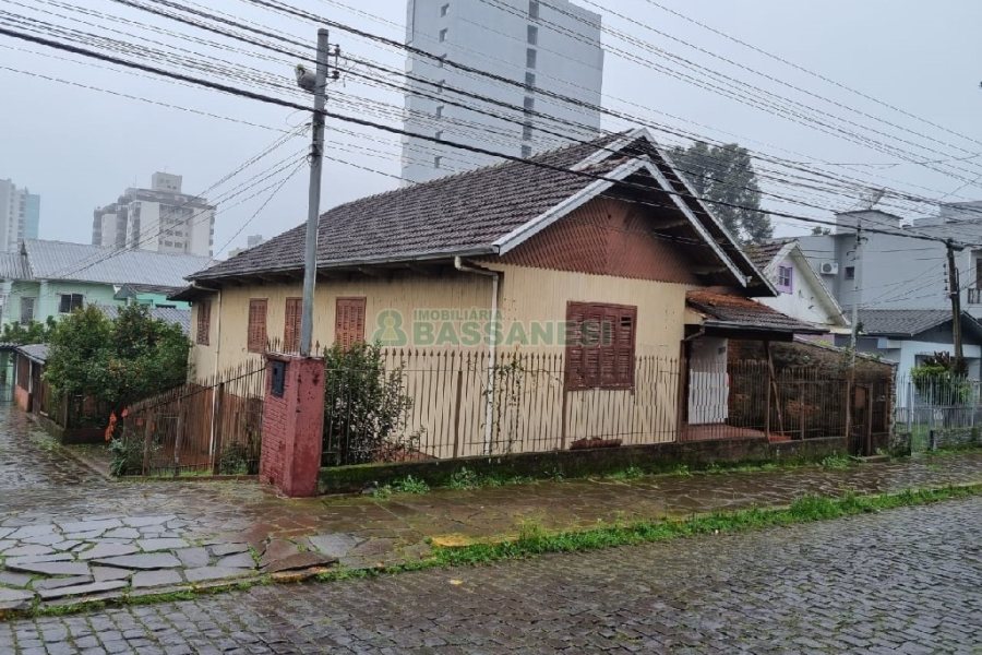 Casa com 52m², 3 dormitórios, 1 vaga, no bairro Pio X em Caxias do Sul para Comprar