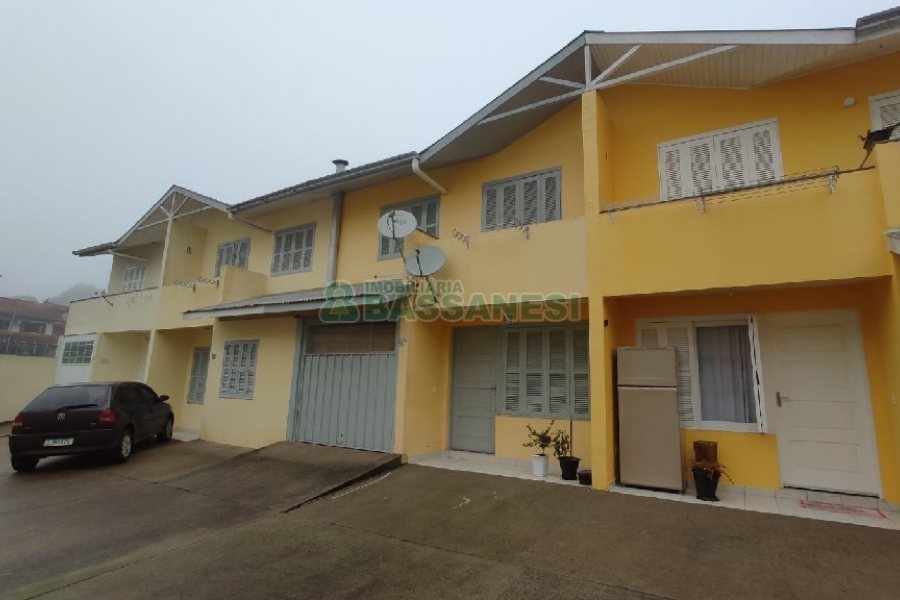 Sobrado com 69m², 2 dormitórios, 1 vaga, no bairro Cinqüentenário em Caxias do Sul para Comprar