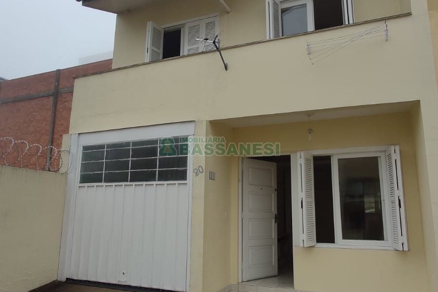 Sobrado com 69m², 2 dormitórios, 1 vaga, no bairro Cinqüentenário em Caxias do Sul para Comprar