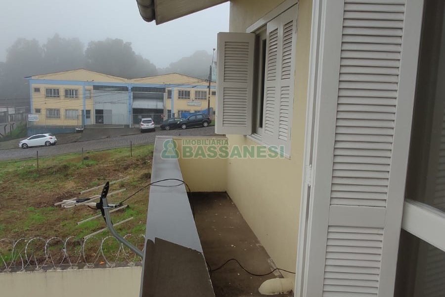 Sobrado com 69m², 2 dormitórios, 1 vaga, no bairro Cinqüentenário em Caxias do Sul para Comprar