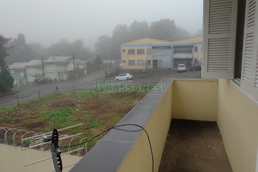 Sobrado com 69m², 2 dormitórios, 1 vaga, no bairro Cinqüentenário em Caxias do Sul para Comprar