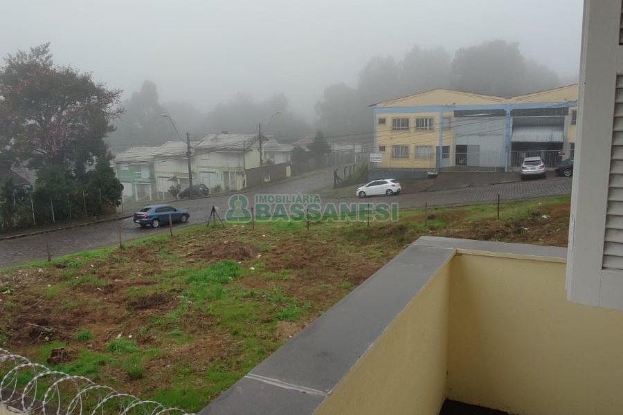 Sobrado com 69m², 2 dormitórios, 1 vaga, no bairro Cinqüentenário em Caxias do Sul para Comprar