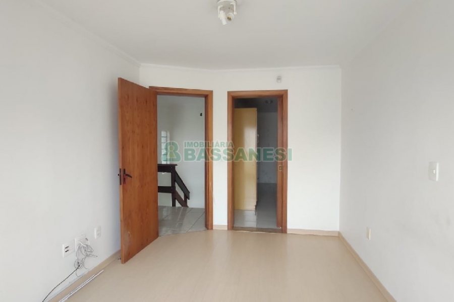 Sobrado com 69m², 2 dormitórios, 1 vaga, no bairro Cinqüentenário em Caxias do Sul para Comprar