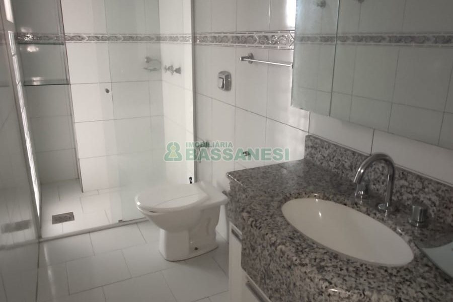 Sobrado com 69m², 2 dormitórios, 1 vaga, no bairro Cinqüentenário em Caxias do Sul para Comprar