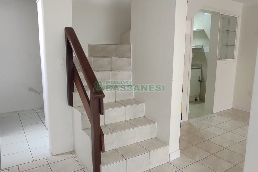 Sobrado com 69m², 2 dormitórios, 1 vaga, no bairro Cinqüentenário em Caxias do Sul para Comprar