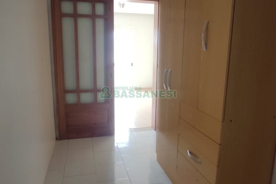 Sobrado com 69m², 2 dormitórios, 1 vaga, no bairro Cinqüentenário em Caxias do Sul para Comprar