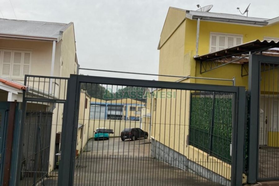 Sobrado com 69m², 2 dormitórios, 1 vaga, no bairro Cinqüentenário em Caxias do Sul para Comprar