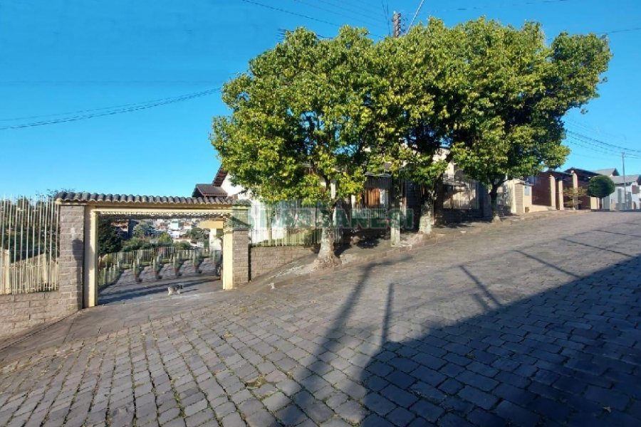 Casa com 312m², 4 dormitórios, 2 vagas, no bairro Cristo Redentor em Caxias do Sul para Alugar