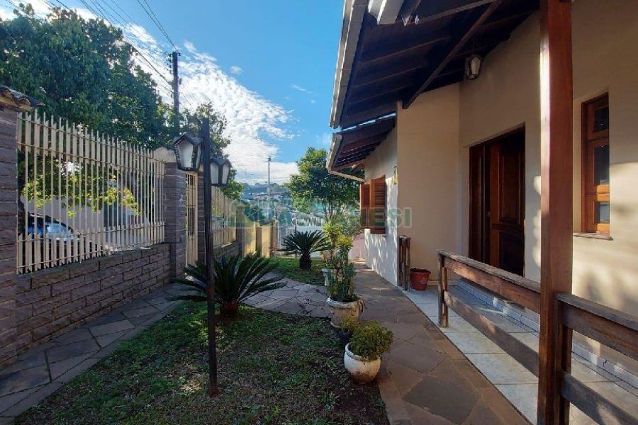 Casa com 312m², 4 dormitórios, 2 vagas, no bairro Cristo Redentor em Caxias do Sul para Alugar
