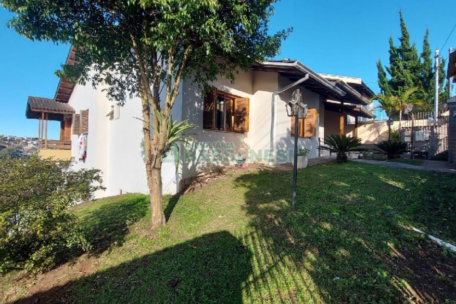 Casa com 312m², 4 dormitórios, 2 vagas, no bairro Cristo Redentor em Caxias do Sul para Alugar