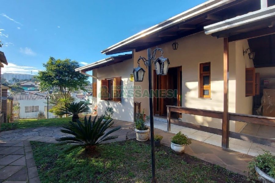 Casa com 312m², 4 dormitórios, 2 vagas, no bairro Cristo Redentor em Caxias do Sul para Alugar