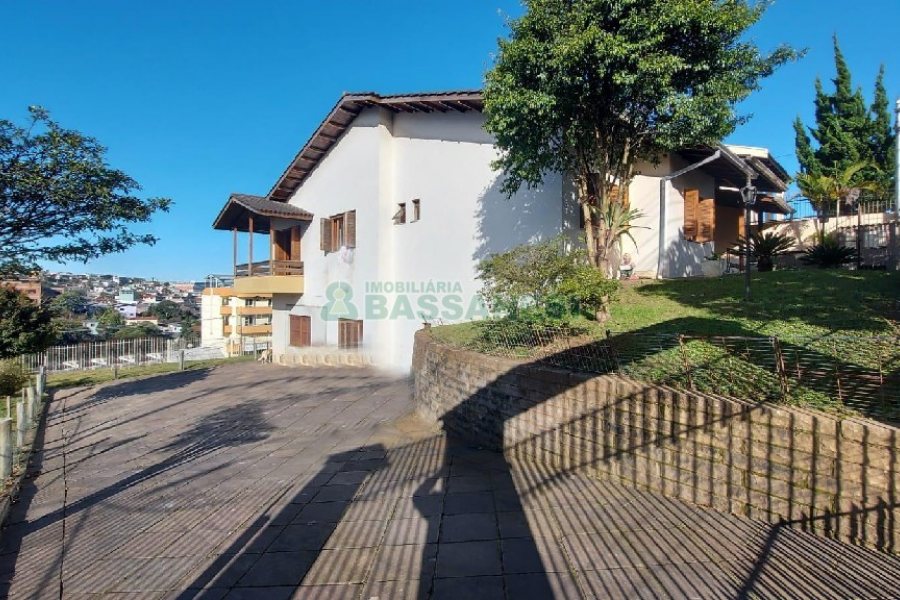 Casa com 312m², 4 dormitórios, 2 vagas, no bairro Cristo Redentor em Caxias do Sul para Alugar