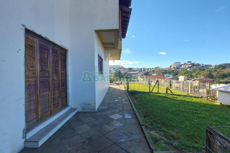 Casa com 312m², 4 dormitórios, 2 vagas, no bairro Cristo Redentor em Caxias do Sul para Alugar