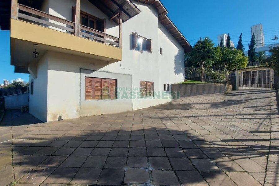Casa com 312m², 4 dormitórios, 2 vagas, no bairro Cristo Redentor em Caxias do Sul para Alugar