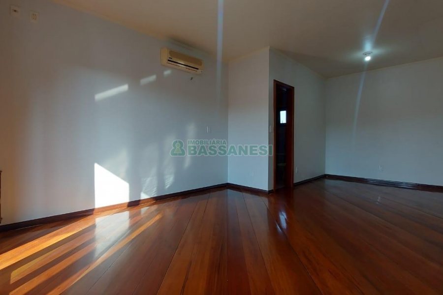 Casa com 312m², 4 dormitórios, 2 vagas, no bairro Cristo Redentor em Caxias do Sul para Alugar