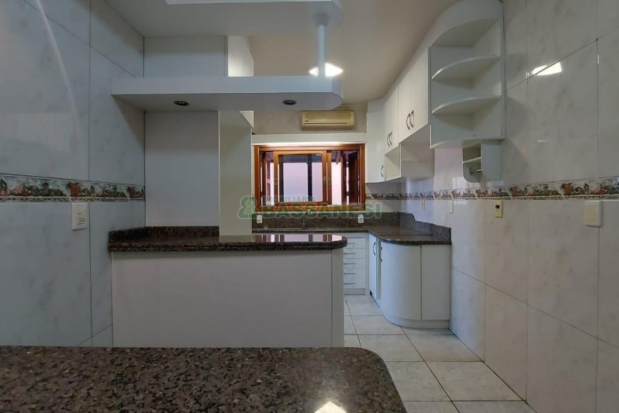 Casa com 312m², 4 dormitórios, 2 vagas, no bairro Cristo Redentor em Caxias do Sul para Alugar