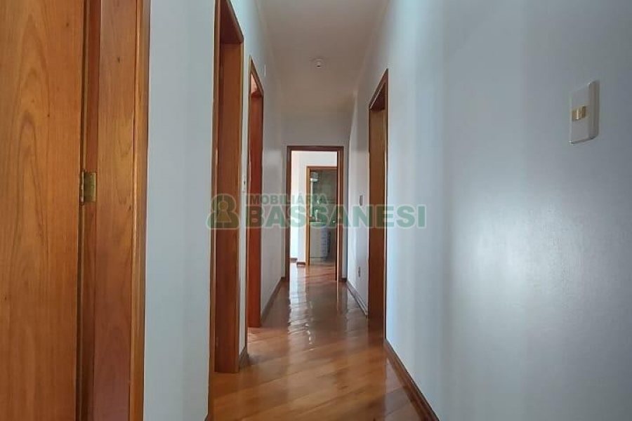 Casa com 312m², 4 dormitórios, 2 vagas, no bairro Cristo Redentor em Caxias do Sul para Alugar